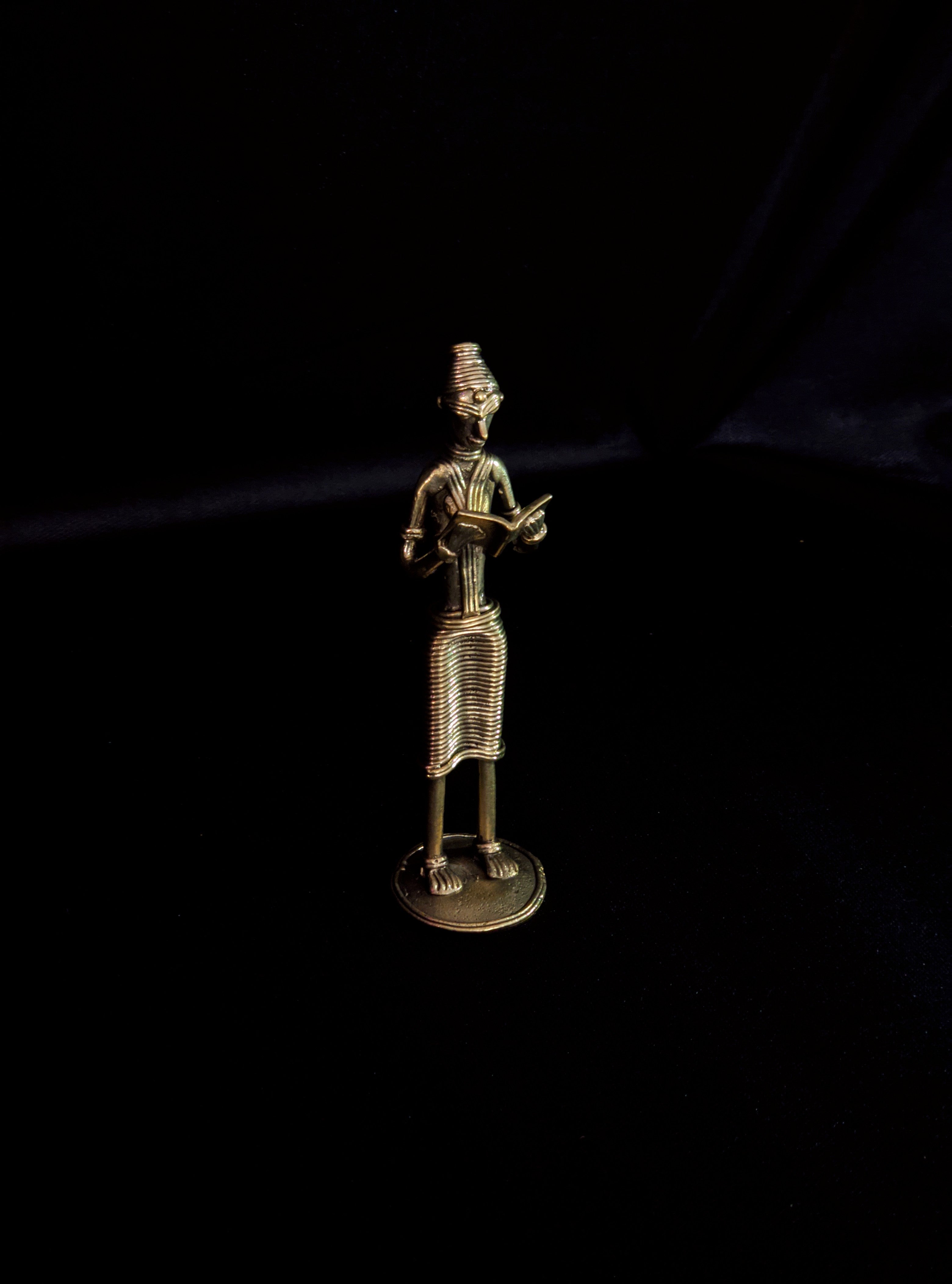 Dhokra - Standing reading