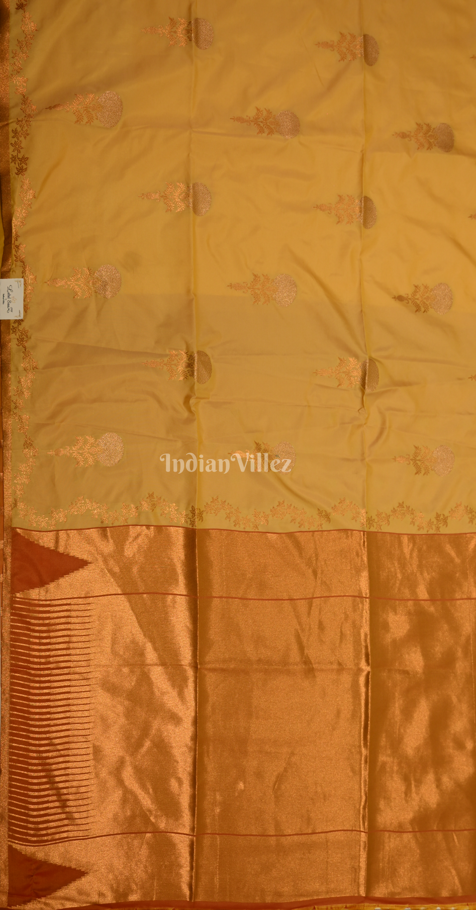 Cream Two Tone Weaving Silk Saree With Zari Work
