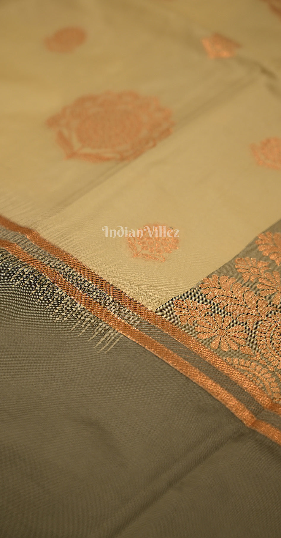 Off White Dual Tone Contrast Weaving Silk Saree