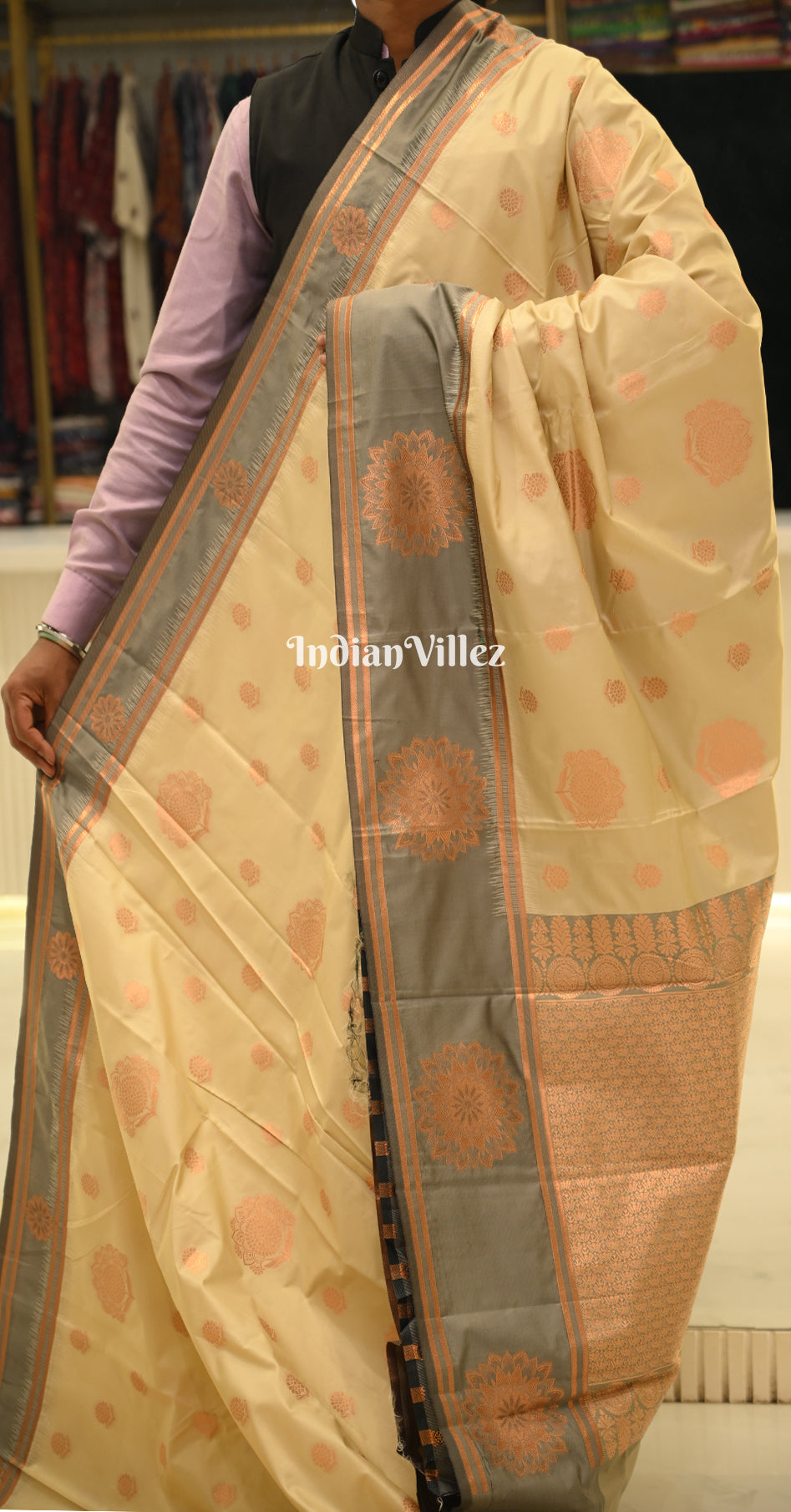 Off White Dual Tone Contrast Weaving Silk Saree