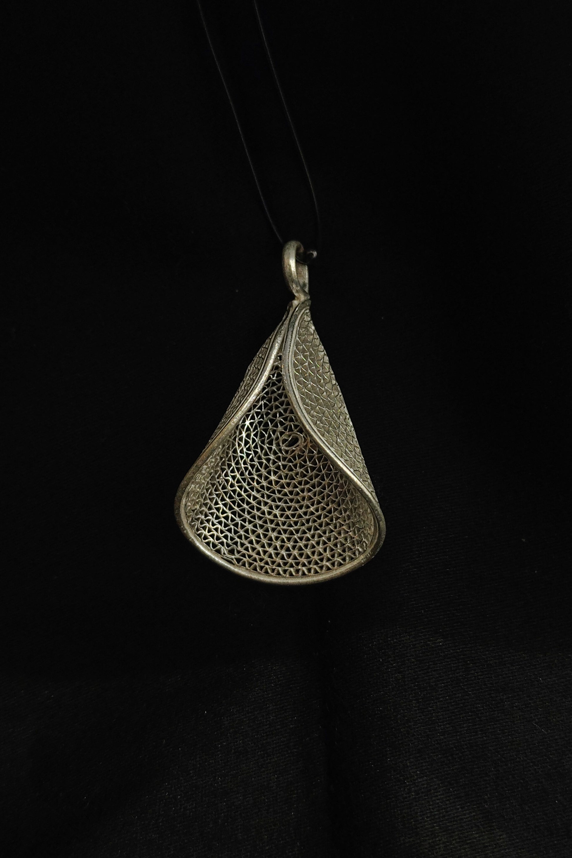 Petal Design Silver Filigree Pendant 