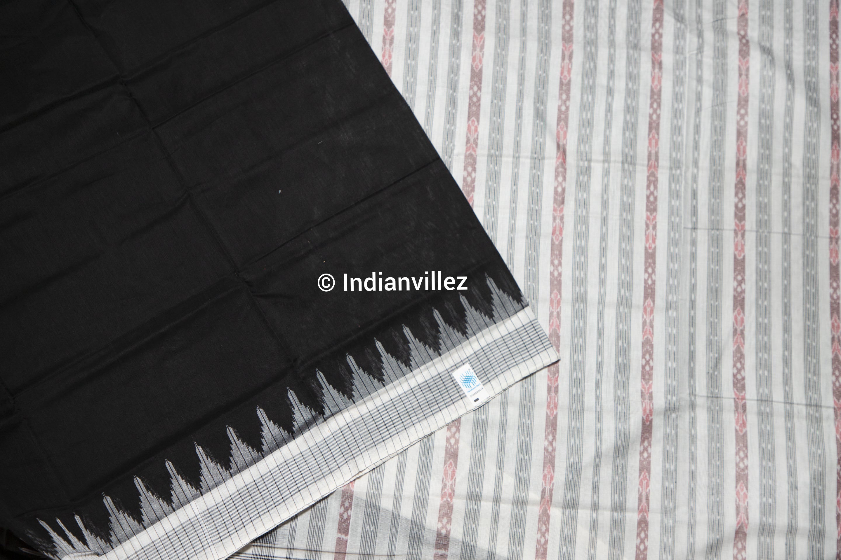 Black & White Phoda Kumbha Sambalpuri Ikat Odisha Handloom Cotton Saree - IndianVillez